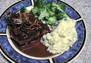 rib eye w/mushroom sauce, broccoli, garlic mash patatoes